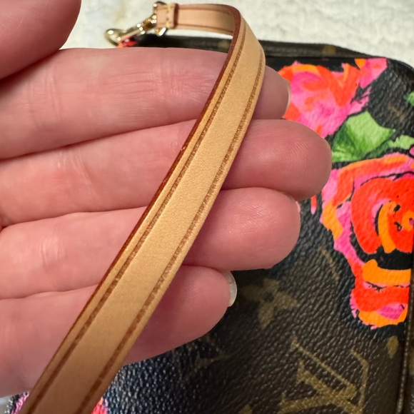Louis Vuitton RARE Roses Pochette Accessories in like new condition - Picture 4 of 11